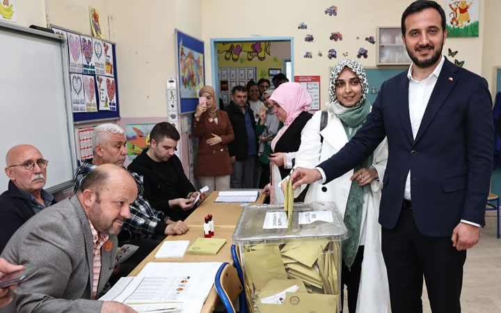 Bağcılar Belediye Başkanı eşiyle birlikte oy kullandı